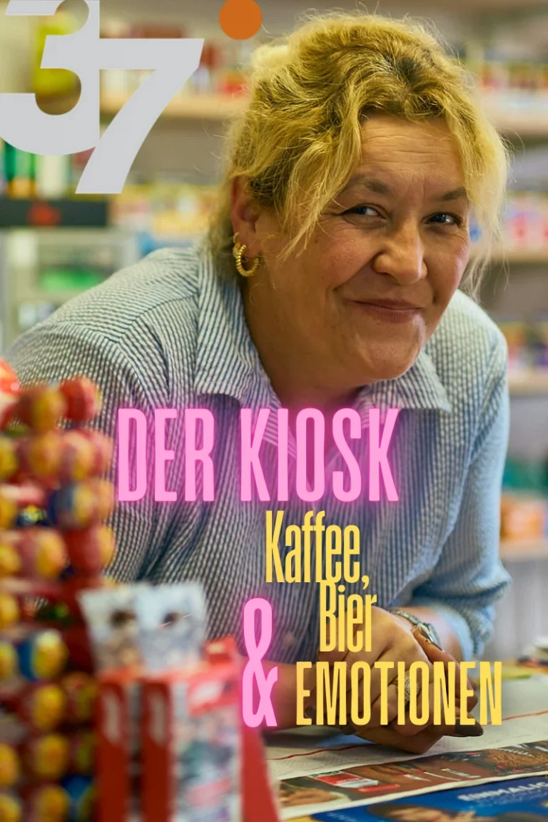 Eine Frau mit blondem Haar und gestreiftem Hemd lehnt sich lächelnd über den Tresen eines Kiosks. Im Vordergrund stehen bunte Süßigkeiten. Im Hintergrund sind Regale mit Waren zu sehen. Oben links steht das Logo „37°“. In der Mitte des Bildes steht in pinker Schrift „Der Kiosk“ und darunter in gelber Schrift „Kaffee, Bier & Emotionen“.