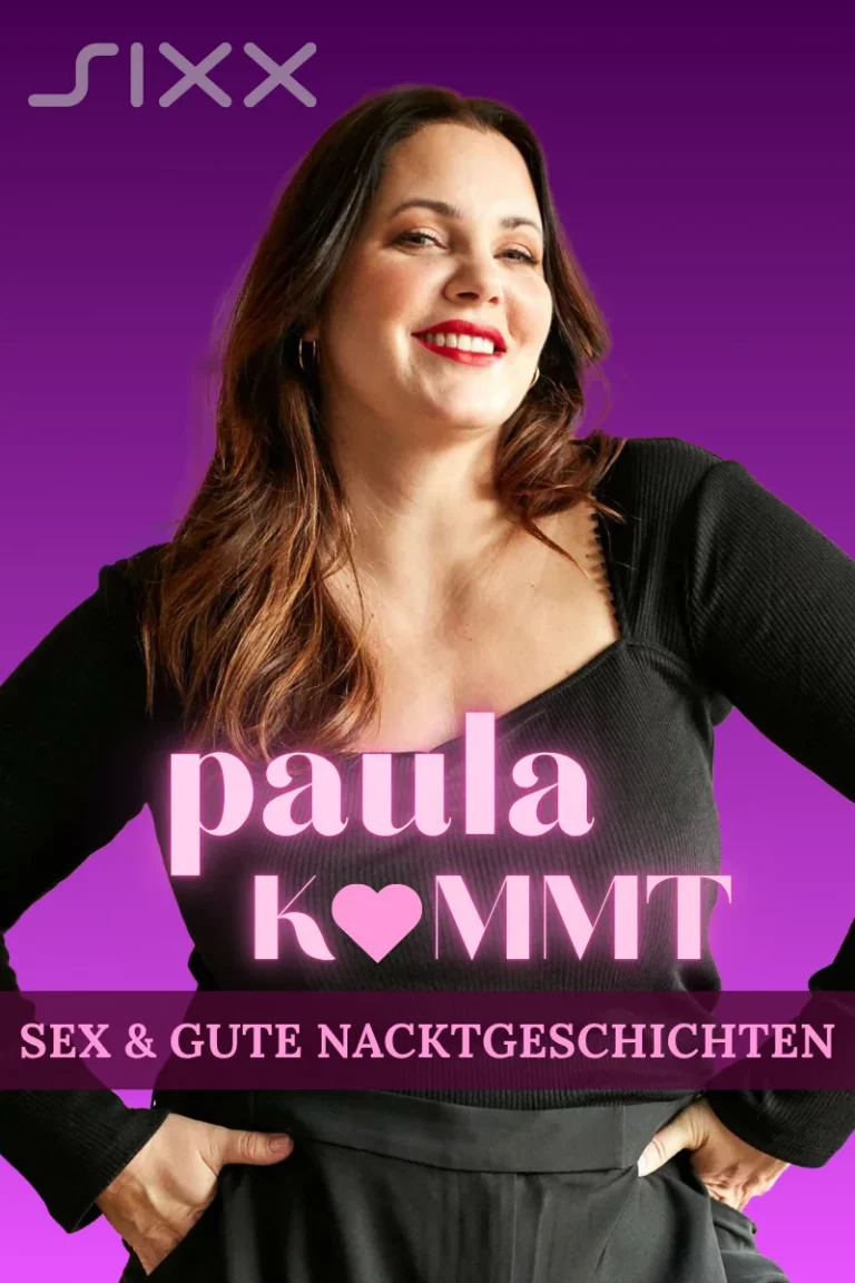 Eine Frau mit dunklen Haaren und rotem Lippenstift lächelt selbstbewusst in die Kamera. Sie trägt ein schwarzes Oberteil und hat die Hände in den Taschen. Der Hintergrund ist violett. Oben links steht das Senderlogo „sixx“. In der Bildmitte steht in großen rosa Buchstaben „paula kommt“, wobei das „o“ durch ein Herz ersetzt ist. Darunter steht in einem violetten Balken der Schriftzug „Sex & gute Nacktgeschichten“.
