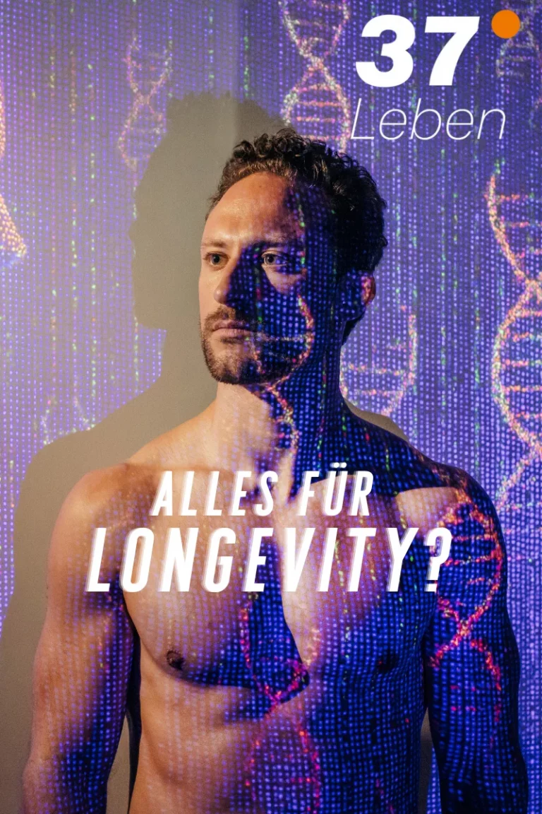 Ein oberkörperfreier Mann steht vor einer Wand, auf die leuchtende DNA-Strukturen und digitale Muster projiziert werden. Er blickt ernst nach vorn. Oben rechts steht das Logo „37° Leben“. In der Mitte des Bildes steht in weißen Großbuchstaben der Text „Alles für Longevity?“.