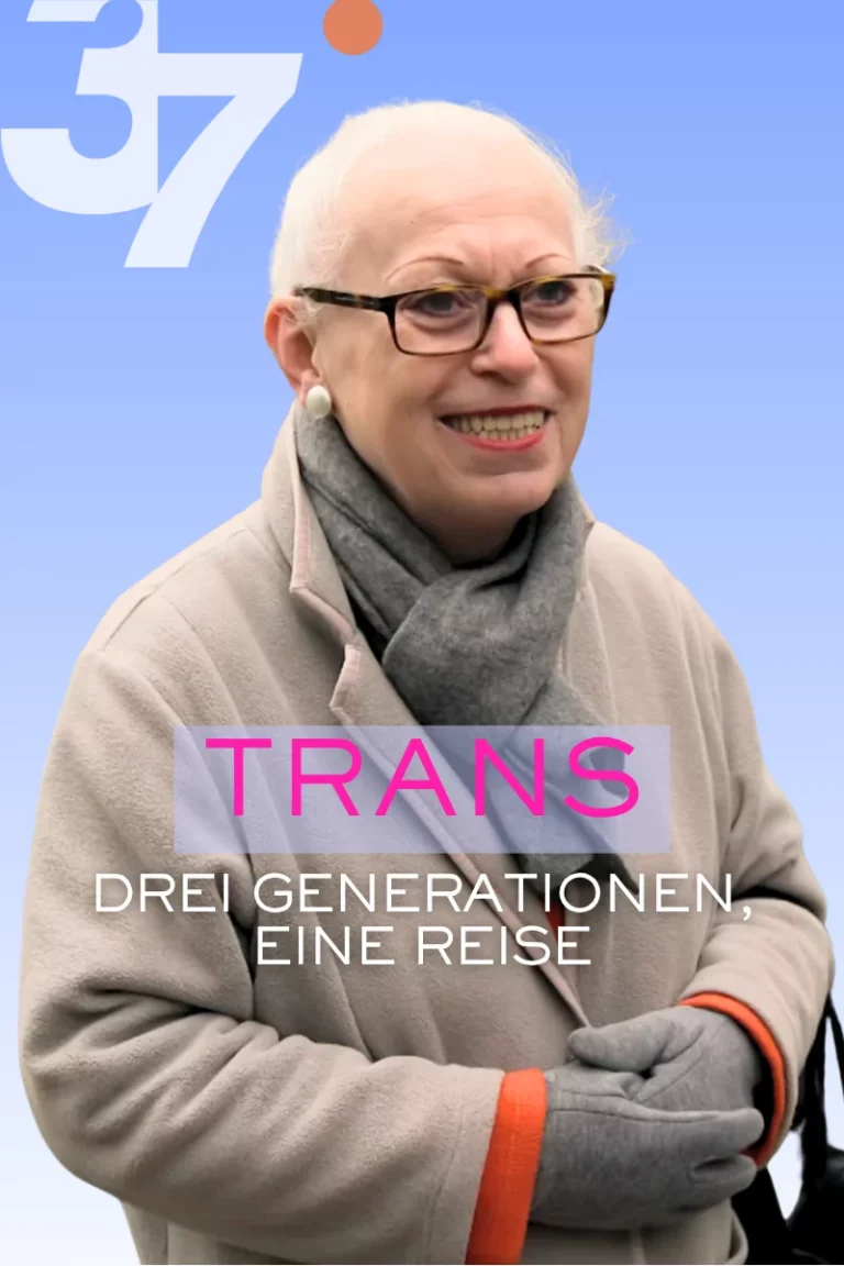 Man erkennt auf diesem Bild einen Verlauf von blau (oben) bis weiß (unten). Davor steht eine augenscheinlich ältere Dame, welche einen beigen Mantel, graue Handschuhe und einen grauen Schal trägt. Sie ist Brillenträgerin. Der titel lautet: "Trans - Drei Generationen, eine Reise"