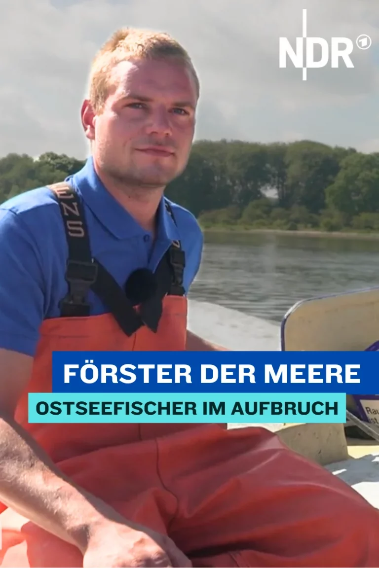Man sieht einen jungen Mann in roter Arbeitshose und blauem Polohemd auf einen Boot. Im Hintergrund das Wasser und ein wenig bewaldetete Küste. Der Titel lautet: "Förster der Meere - Ostseefischer im Aufbruch."