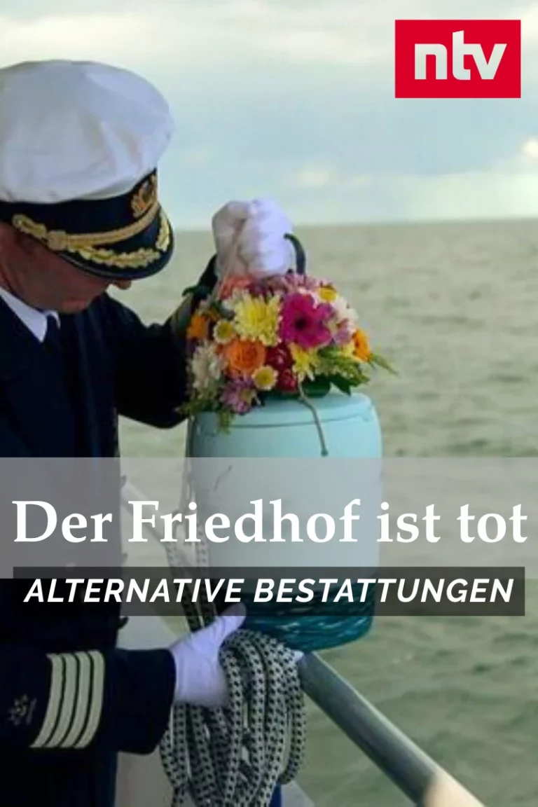 Auf dem Foto sieht man einen Seemann in traditioneller Uniform. Er hält eine Urne mit bunten Blumen in der Hand und ist dabei, diese über eine Schiffsreling zu halten. Mit der anderen stützt er die Urne und hält gleichzeitig ein Seil fest. Der Titel lautet: "Der Friedhof ist tot - Alternative Bestattungen".