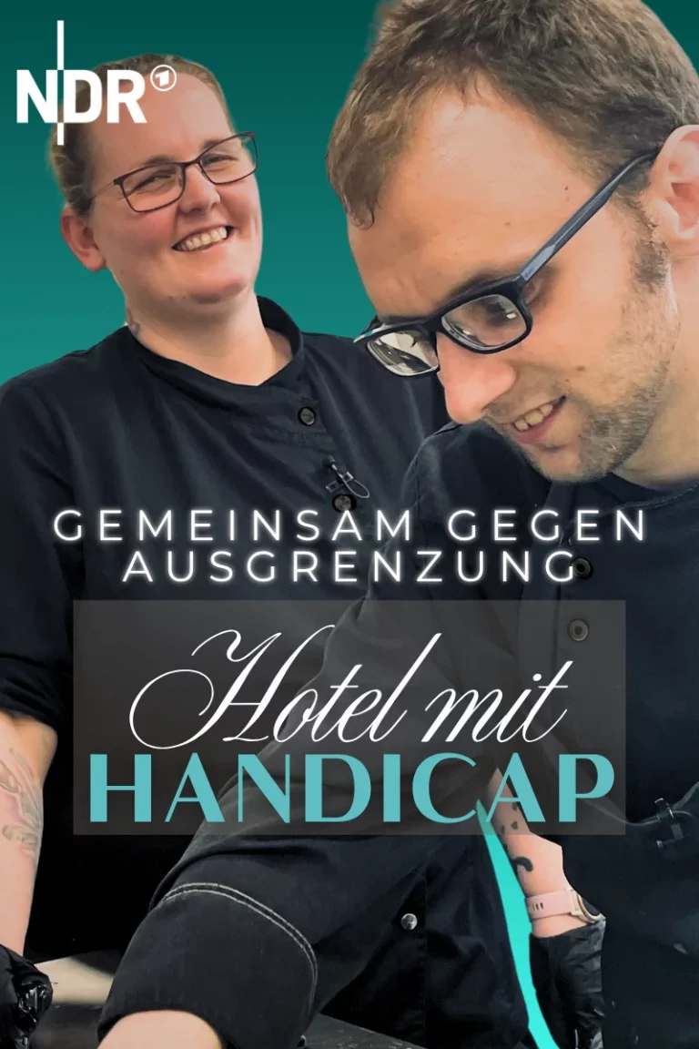 Auf dem Bild sieht man zwei Personen mit Brillen und in Küchenkleidung. Die Dame im Hintergrund lächelt fröhlig, der Mann im Vordergrund wirkt konzentriert.