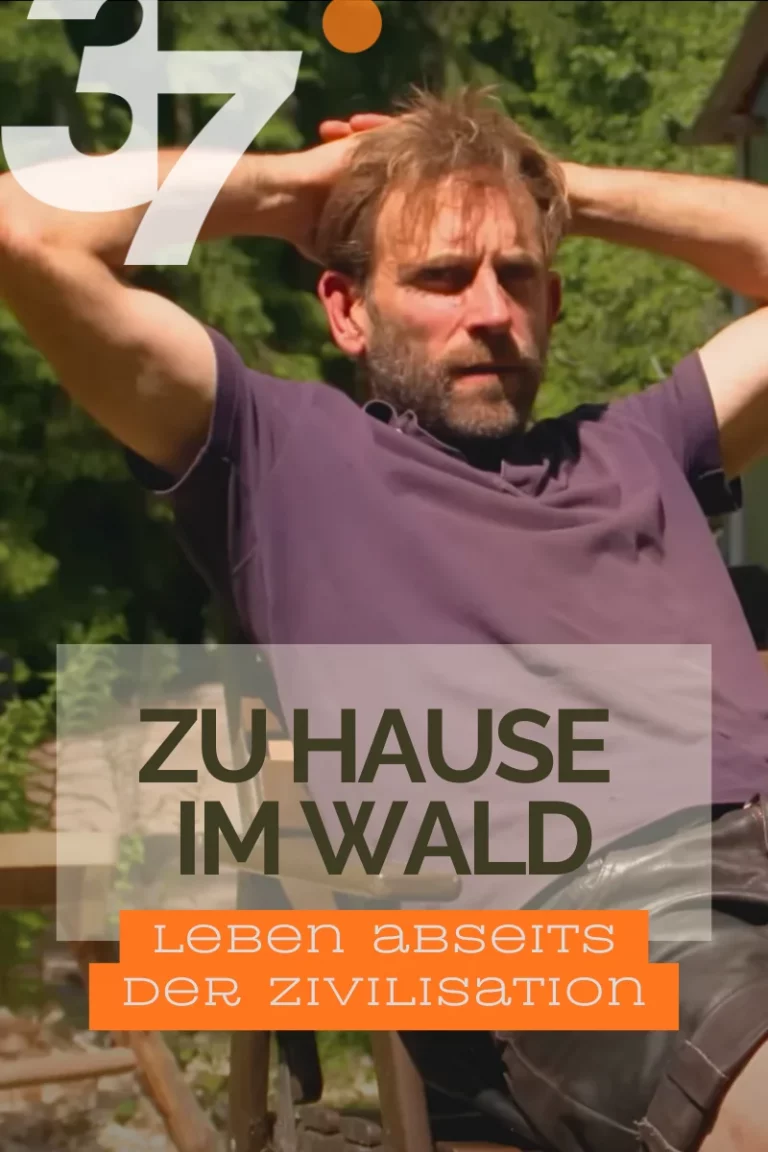 Ein Mann sitzt mit hinter dem Kopf gekreutzten Fingern im Bild. er sitzt auf einem Stuhl und blickt recht entspannt am Betrachter vorbei. Er trägt ein violettes Polo-Hemd und eine kurze Lederhose. Auf dem Bild selbst ist der Titel "Zu Hause im Wald" und der Untertitel "Leben abseits der Zivilisation" abgebildet.
