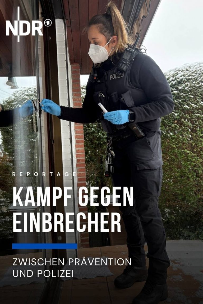 Foto einer Polizistin, die Spuren an einer Terrassentür nimmt. Sie hat eine Maske auf und ein Probenröhrchen in der Hand. Der Titel wirkt wie eine Bauchbinde: "Reportage - Kampf gegen Einbrecher - zwischen Prävention und Polizei"