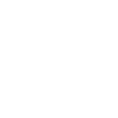 Hier sieht man ein Videplay-Button - es ist ein weißer Dreieck der mittig platziert ist und nach rechts zeigt. Es ist von einem weißen Kreis umrandet welches unten eine kleine Lücke hat. Es ist das Logo von Vollprogramm Media.