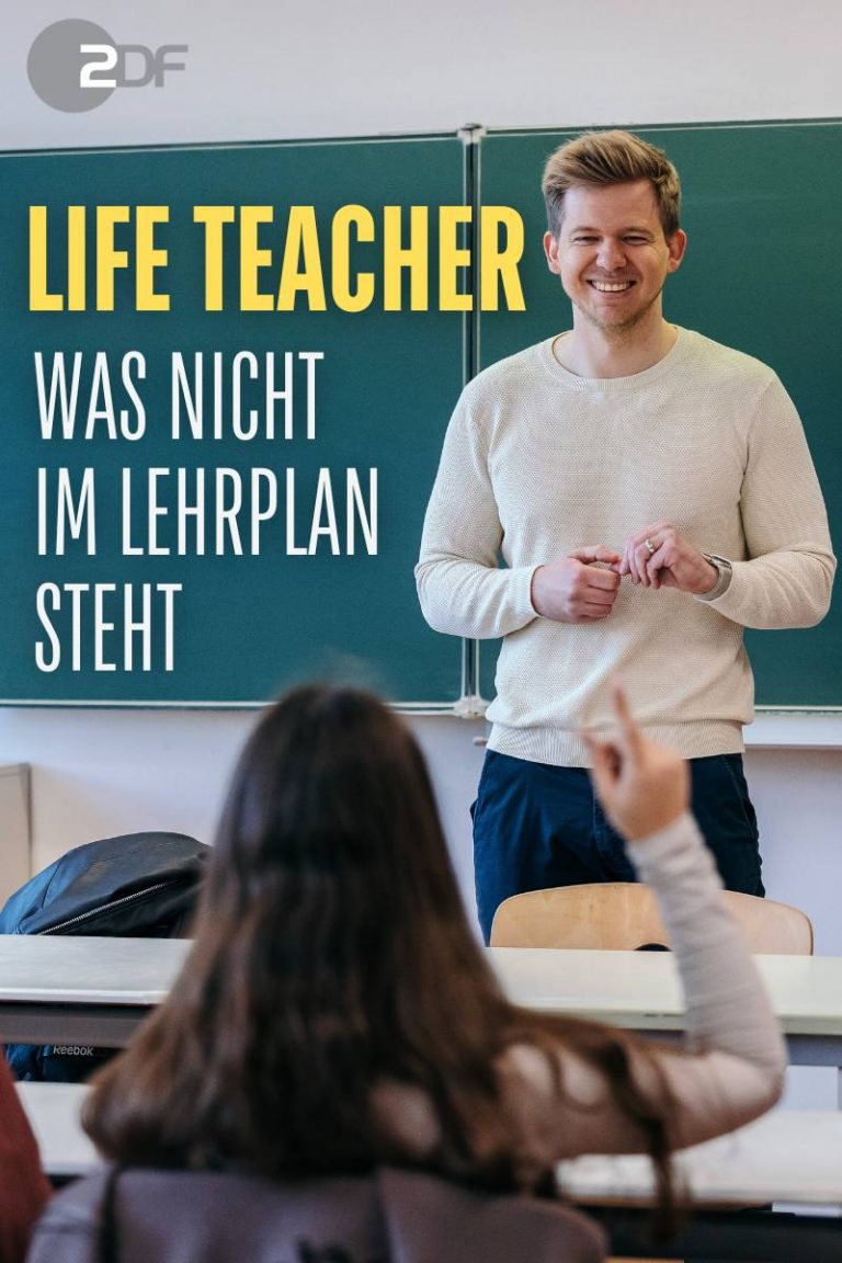 Foto von einen jungen Lehrer, der lacht. Er schaut eine Schülerin an, die man von hinten sieht. Sie hebt die Hand. Hinter dem Lehrer zu sehen ist eine Schultafel mit dem Titel der Sendung: "Life Teacher - Was nicht im Lehrplan steht"