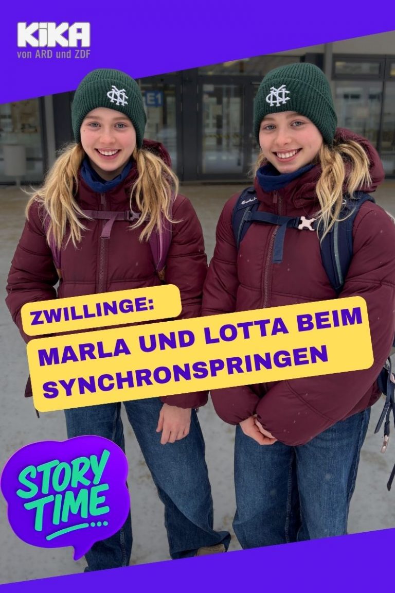 Zwei Mädchen nebeneinander stehend mit einer Wollmütze und Rucksack vor dem Eingang einer Schwimmhalle. In der Mitte des Bildes zwei gelbe Balken mit dem Filmtitel "Zwillinge: Marla und Lotta beim Synchronspringen".