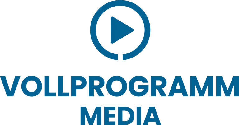 Hier sieht man ein Videplay-Button - es ist ein blauer Dreieck der mittig platziert ist und nach rechts zeigt. Es ist von einem blauen Kreis umrandet welches unten eine kleine Lücke hat. Es ist das Logo von Vollprogramm Media. Darunter steht der Text: Vollprogramm Media